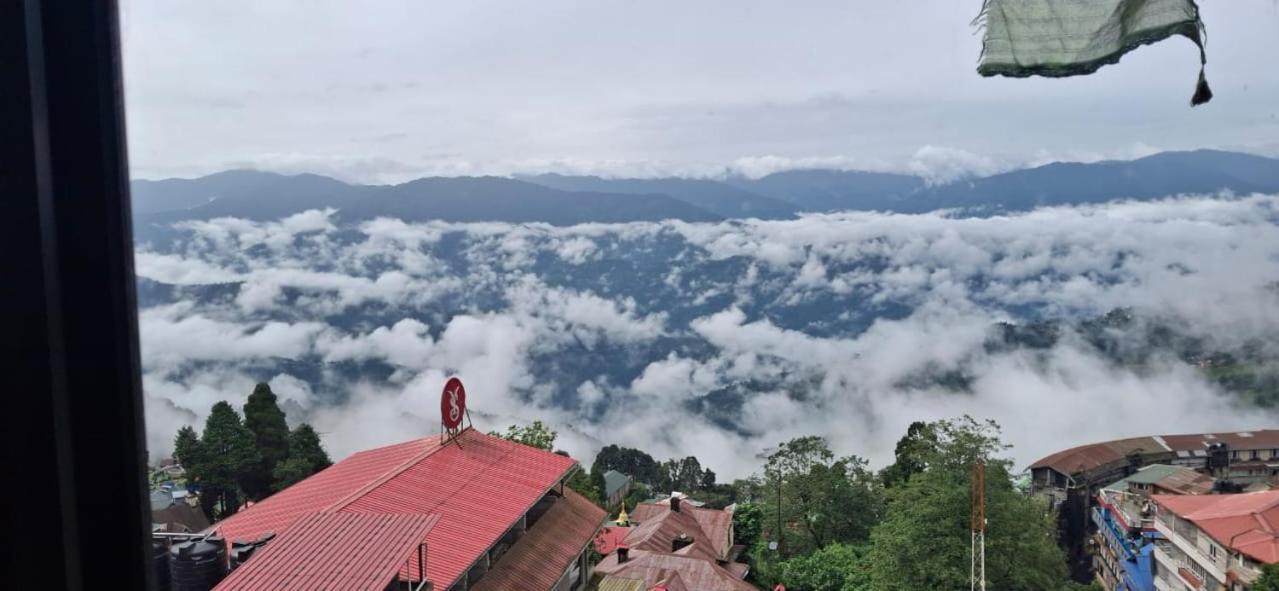Monratino Himadrie -2 Mins Walk From Mall Road - All Rooms Have Kanchenjunga Mountain View Dardzsiling Kültér fotó