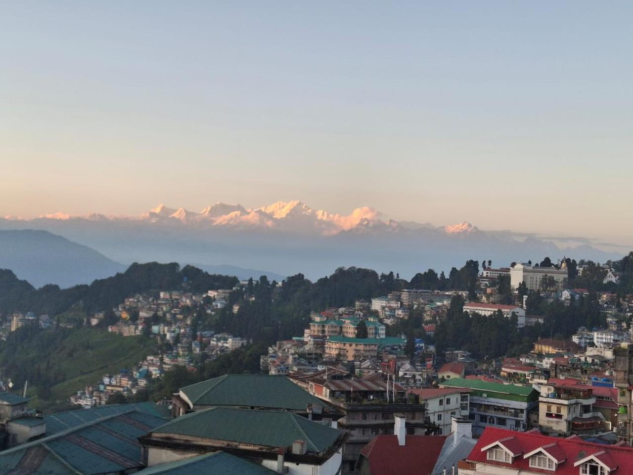 Monratino Himadrie -2 Mins Walk From Mall Road - All Rooms Have Kanchenjunga Mountain View Dardzsiling Kültér fotó