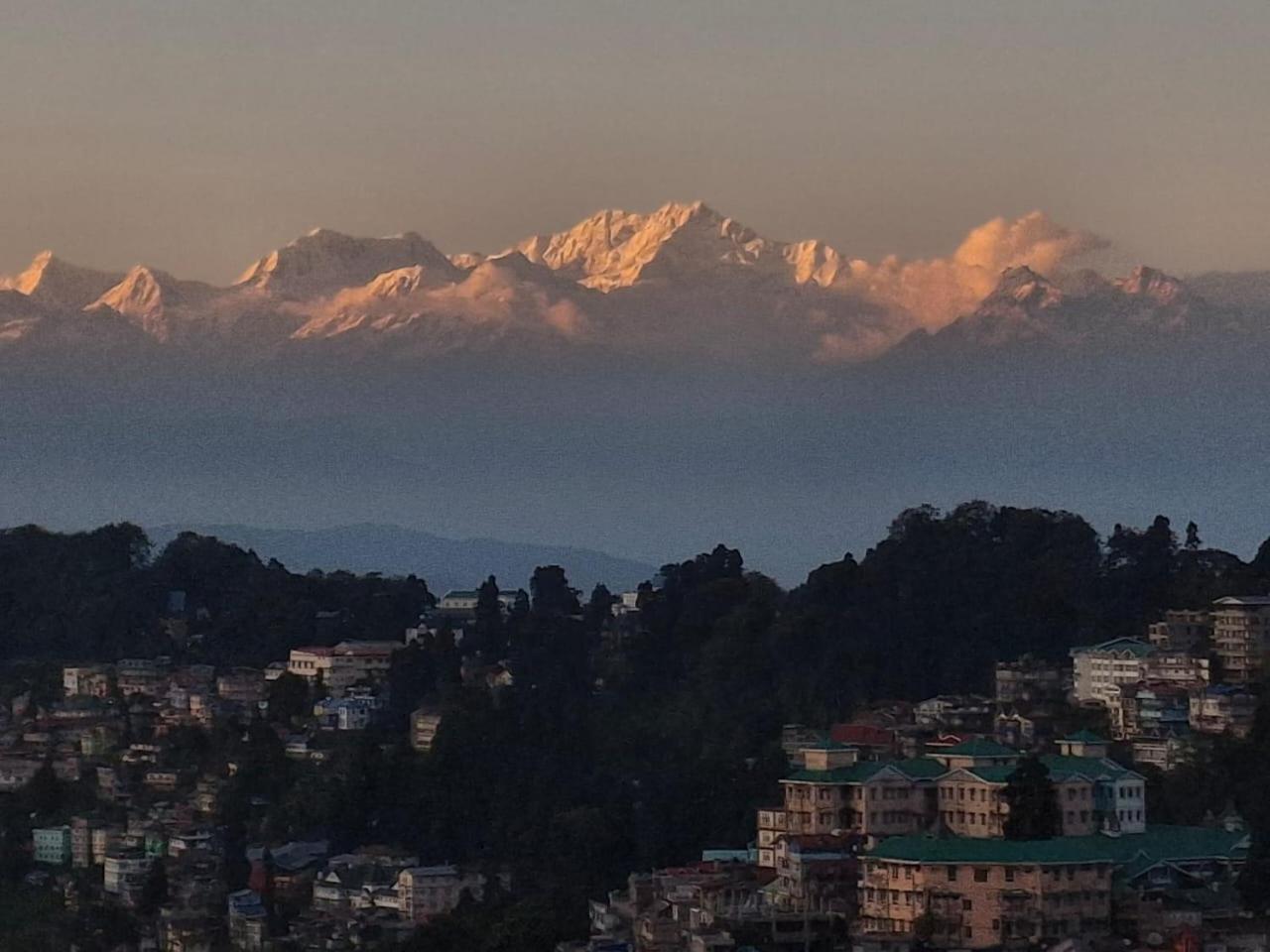 Monratino Himadrie -2 Mins Walk From Mall Road - All Rooms Have Kanchenjunga Mountain View Dardzsiling Kültér fotó